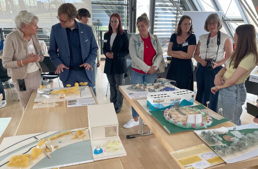 Anhand von Modellen stellten die Schüler ihre Ideen im Rathaus vor. Senftenbergs Bürgermeister Andreas Pfeiffer (2.v.li.) war begeistert.