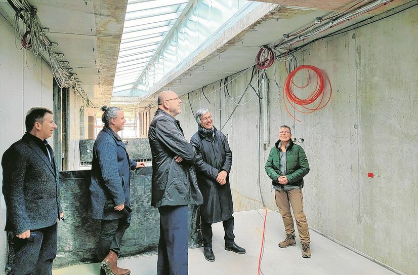 Oberbürgermeister Olaf Raschke (Mitte) im Gespräch mit Oberstufenberater Volker Eßbach, Außenanlagenplaner Jörg Lantzsch, Planer Dr. Knut Hauswald und Planerin Andrea Welzig (v.l.). Die lichtdurchfluteten Treppenaufgänge sind ein Highlight des Neubaus.