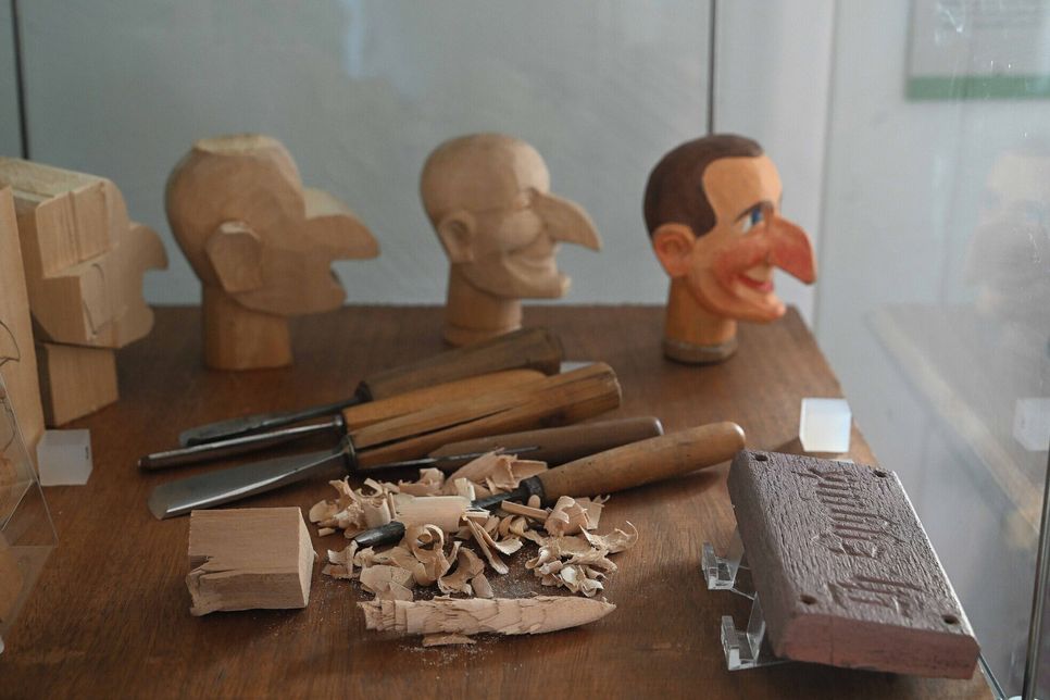Hier können Besucher sehen, wie aus einem Stück Holz die legendären Kasper-Handpuppen werden.