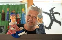 Axel Streit - einer der Organisatoren, die sich um den Pfad kümmern - mit Kasper-Handpuppen im kleinen Museum.