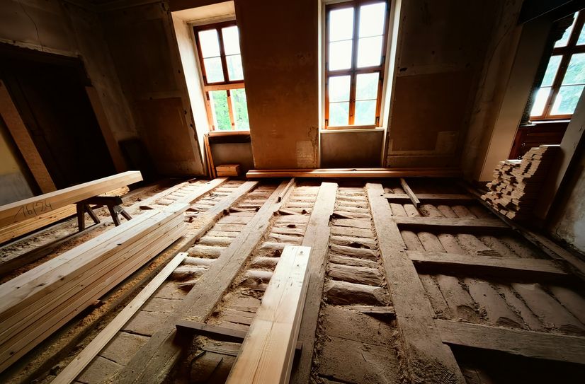 Solide Zimmermannsarbeit von einst: ein Blick in die Böden des Obergeschosses.