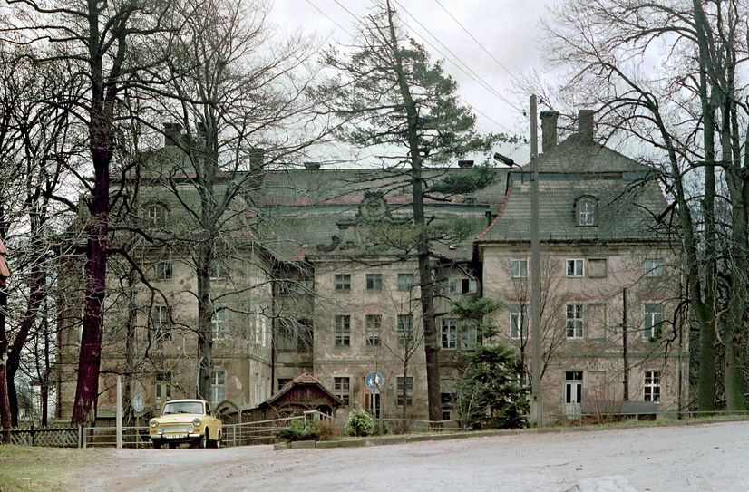 Bis Anfang der 90er Jahren wohnten Familien der Umsiedler hier.