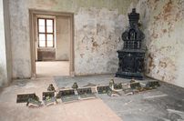 Die Kamine wurden sorgsam abgebaut, jede Kachel beziffert, um sie später wieder aufzubauen. Sie sind etwa 1850 bis 1920 einzuordnen.