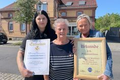 Freuen sich über das 125-jährige Jubiläum (v.l.n.r.): Josephine, Christa und Susanne Noack vor der Familienbäckerei in der Ortrander Straße.