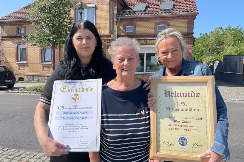 Freuen sich über das 125-jährige Jubiläum (v.l.n.r.): Josephine, Christa und Susanne Noack vor der Familienbäckerei in der Ortrander Straße.