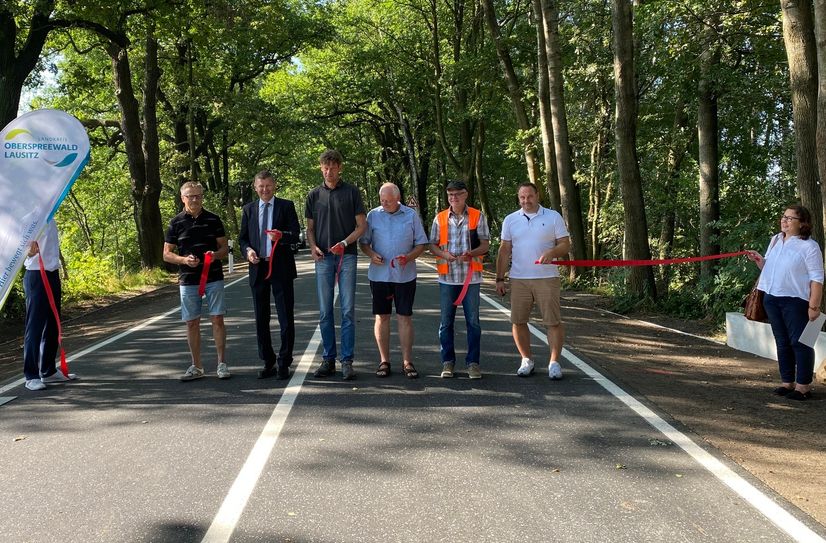 Wurde in den zurückliegenden sechs Wochen in Rekordzeit grundhaft durch den Landkreis erneuert und konnte planmäßig und pünktlich zum Ferienende freigegeben werden: Die Kreisstraße zwischen Schwarzbach und Guteborn im Landkreis Oberspreewald-Lausitz. Das Band zerschnitten Detlef Zieschang (Stellvert. Ortsbürgermeister Guteborn), Landrat Siegurd Heinze, Holm Liegert (Bauleiter der Fa. Richard Schulz), Karl-Heinz Marschka (Ortsbürgermeister Schwarzbach), Dietmar Schulz (Planungsbüro CoPI) und Chris von Rein (Sachgebietsleiter Kreisstraßenbau und -unterhaltung beim Landkreis).