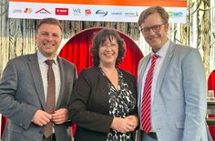 Zeigten symbolisch Schulterschluss (v.l.n.r.): Boxbergs Bürgermeister und sächsischer Sprecher der Lausitzrunde Hendryk Balko, die Spremberger Bürgermeisterin und Sprecherin der Brandenburger Kommunen Christine Herntier sowie Gastgeber Andreas Pfeiffer, Bürgermeister von Senftenberg.