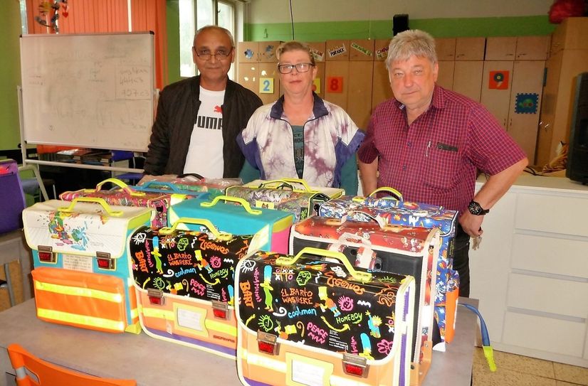 Miroslav Grajcar, Romy Schack und Rainer Böhme (v.l.n.r.) mit einigen der neuen Schultaschen.