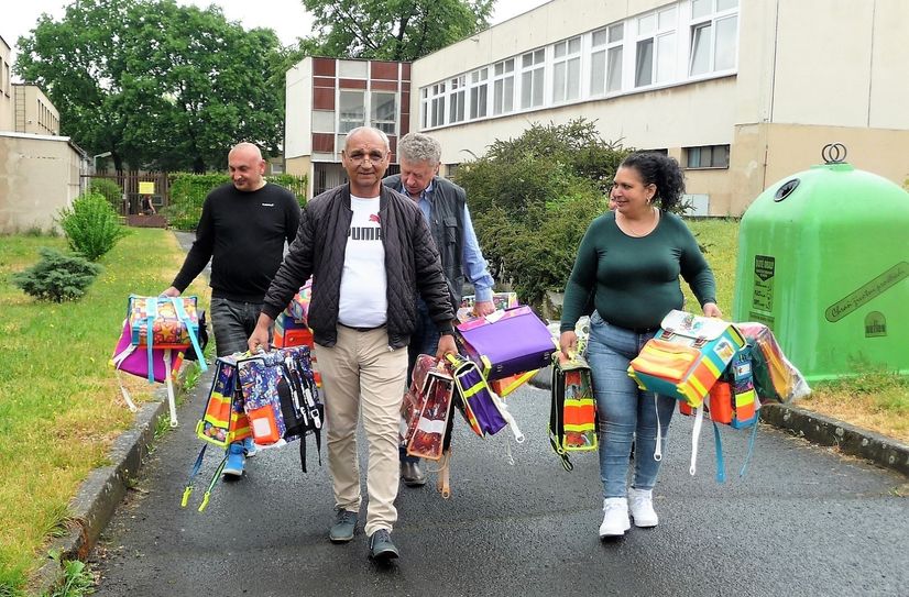 Miroslav Grajcar und seine Kollegen deponieren die Schultaschen bis zum Schuleingang im August.