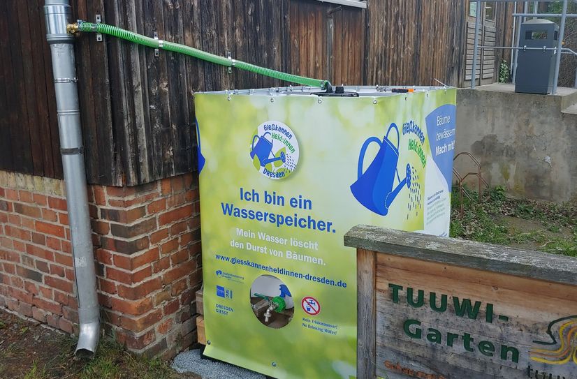 Über einen Anschluss an die Dachentwässerung wird in den Tanks Regenwasser gespeichert.