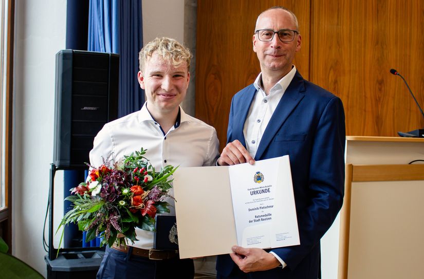 Dominik Pietschmann erhält die Ratsmedaille durch Oberbürgermeister Karsten Vogt.