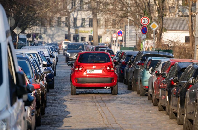 Etwas im Raffer - die vielen Parker. 20 Prozent der Anwohner fahren übrigens mit auswärtigen Kennzeichen. Parken nur für Anwohner soll den Parkdruck nehmen. Doch auch Besucher, Handwerker, Pflegedienste uvm. sind dann "Fremde".
