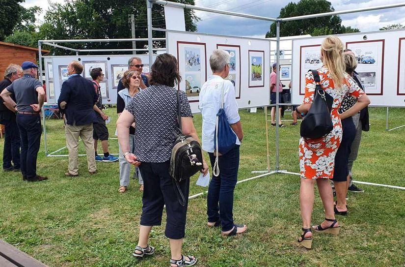 Bereits 2021 fand eine ähnliche Freiluftausstellung im »Rosengarten« Lübbenau statt.