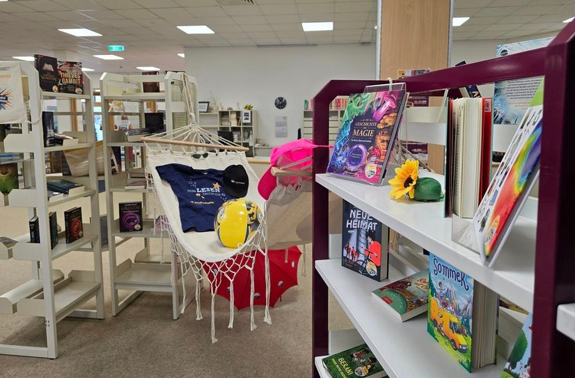 Das Buchsommer-Regal mit den Aktions-Schmökern in der Stadtbibliothek Freital.