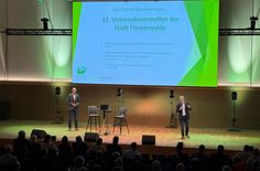 Bürgermeister Jörg Gampe begrüßt die zahlreichen Gäste beim 12. Unternehmertreffen in Finsterwalde.
