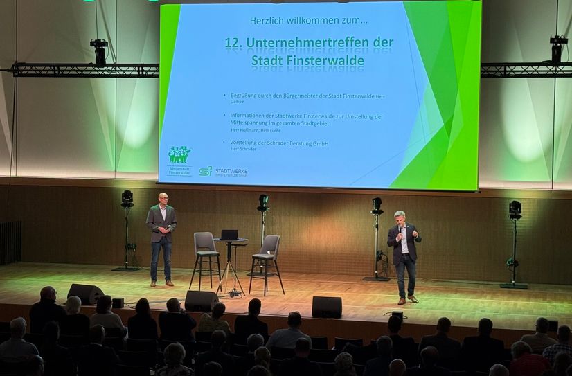 Bürgermeister Jörg Gampe begrüßt die zahlreichen Gäste beim 12. Unternehmertreffen in Finsterwalde.