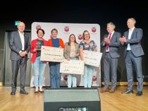 Der mit insgesamt 5.000 Euro dotierte Präventionspreis, der von der Sparkasse Spree/ Neiße gestiftet wurde, wurde zu gleichen Teilen an drei Gewinner vergeben.
