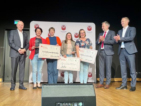 Der mit insgesamt 5.000 Euro dotierte Präventionspreis, der von der Sparkasse Spree/ Neiße gestiftet wurde, wurde zu gleichen Teilen an drei Gewinner vergeben.