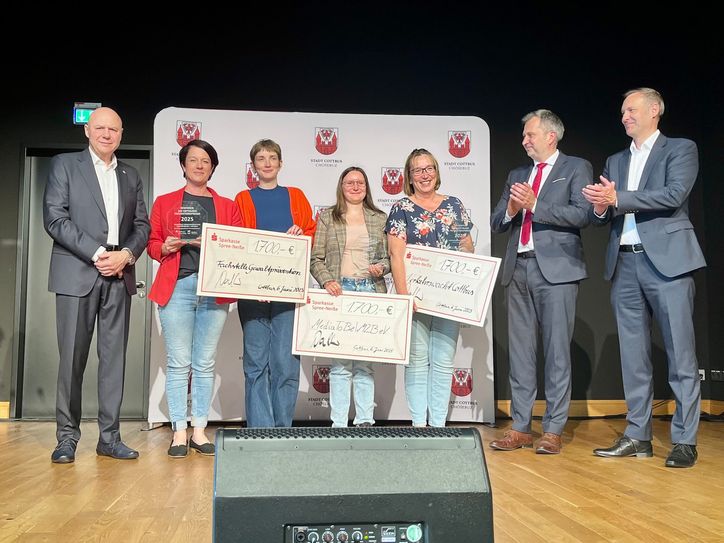Der mit insgesamt 5.000 Euro dotierte Präventionspreis, der von der Sparkasse Spree/ Neiße gestiftet wurde, wurde zu gleichen Teilen an drei Gewinner vergeben.