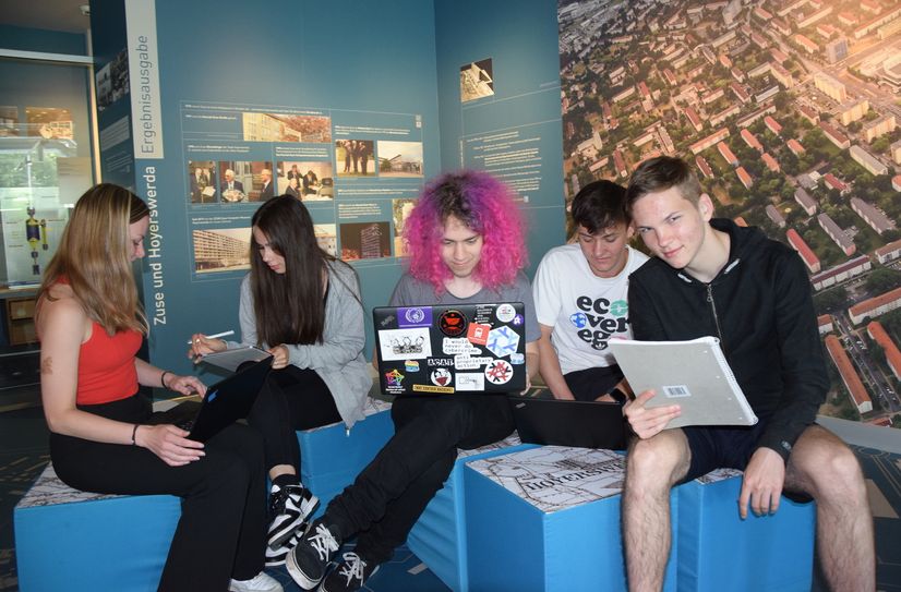 Die Foucault-Gymnasiasten arbeiten im ZCOM an ihrer Zuse-Computer-Rallye.