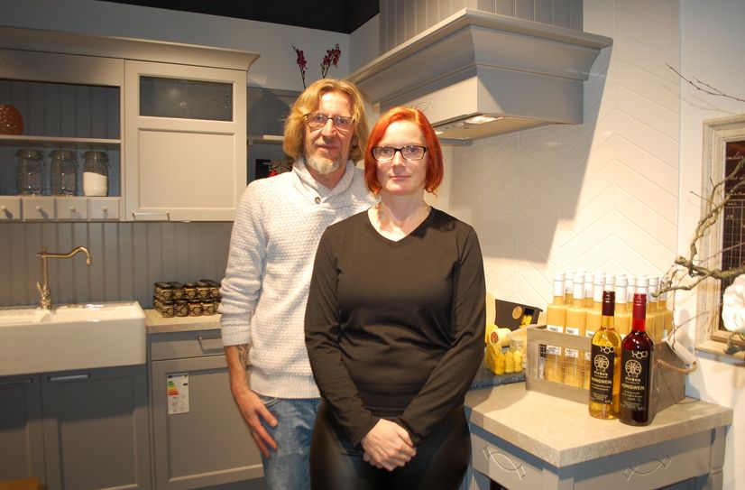 René (li.) und Yvonne Hickmann präsentieren ihre Erzeugnisse aus Honig.