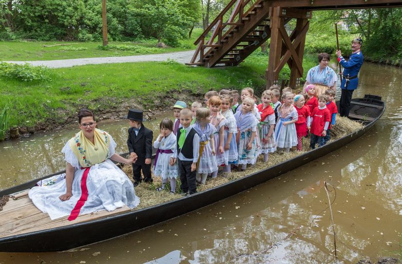 Die Kindergartenkinder aus Raddusch kommen mit dem Kahn zum Festgelände.