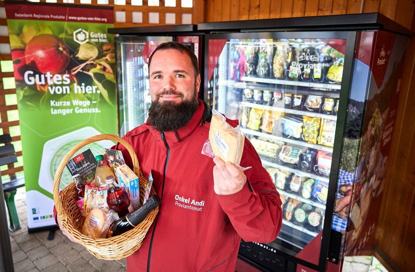 Onkel Andi alias Andreas Buschbeck bestückt den Proviantomaten. Mit seinem Elektroauto fährt er von Station zu Station.
