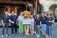 Mitglieder des Vorstandes von Lions Club und LEOs mit Schulleiterin Andrea Skuras nach der Scheckübergabe vor der Hauptbühne beim Altstadtfest.