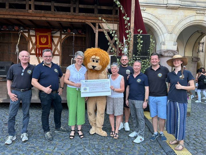 Mitglieder des Vorstandes von Lions Club und LEOs mit Schulleiterin Andrea Skuras nach der Scheckübergabe vor der Hauptbühne beim Altstadtfest.
