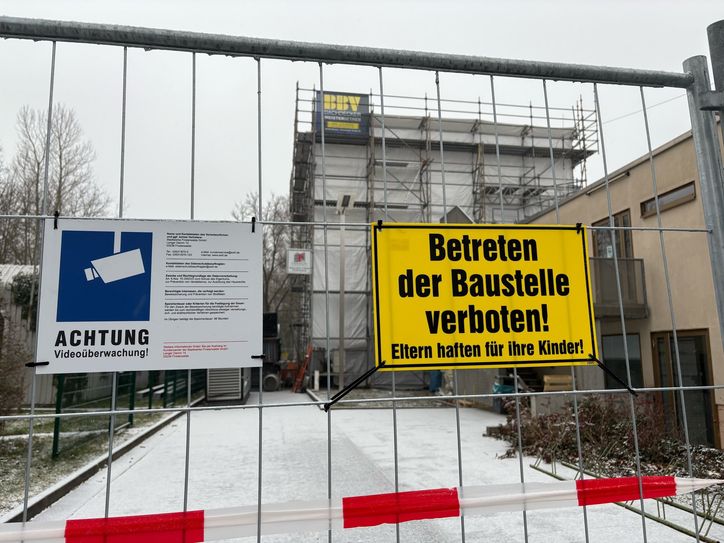 Frostige Temperaturen legen Reparaturarbeiten am Dach der Schwimmhalle fiwave auf Eis. Foto: pm