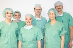 Das OP-Team: Naemi-Leonora Scheller, Bianca Fahlke, Nicola Melchior, Dr. M. Sc. Marcus Nicko, Anästhesieschwester Diana Zock und Chefarzt Stefan Rattey (v.l.).