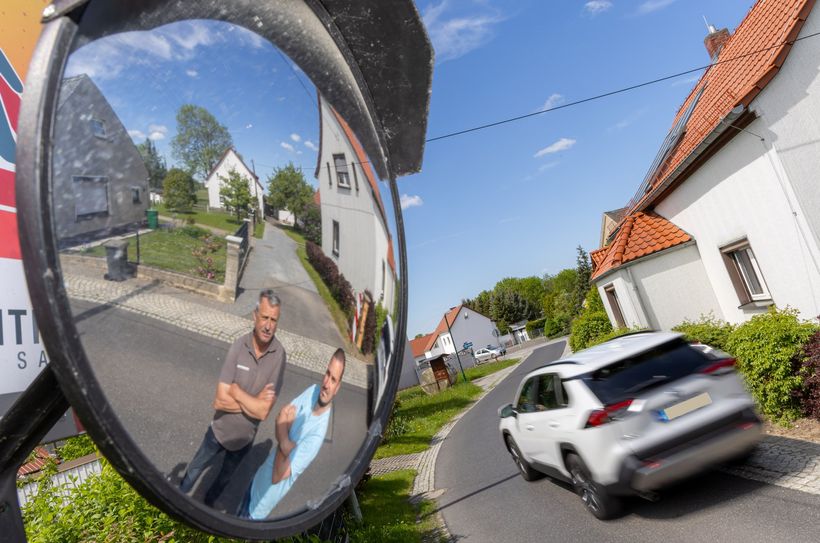 Im Nieskyer Orsteil Ödernitz setzen sich Roland Roitsch (links im Bild) und Richard Volkmer gemeinsam mit den Einwohnern für eine Tempo-30-Zone ein.