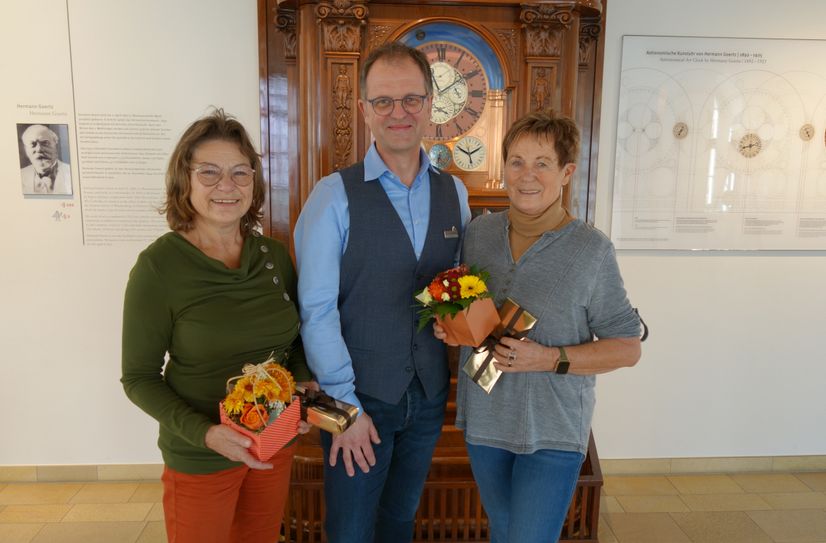 Museumsleiter Dr. Ulf Molzahn mit seinen beiden Jubiläumsgästen – Marion Tappert (li.) und Ursula Kutschki (re.).