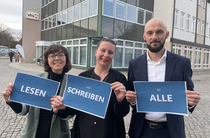 Dr. Cindy Hader (li.), Projektleiterin des Grundbildungszentrums, Maria Kühnel, Leiterin der Kreisvolkshochschule Oberspreewald-Lausitz und Tom Lehnert (re.), Geschäftsführer des FamilienCampus Lausitz in Klettwitz, vor dem Grundbildungszentrum in der Ritterstraße 5 in Senftenberg.