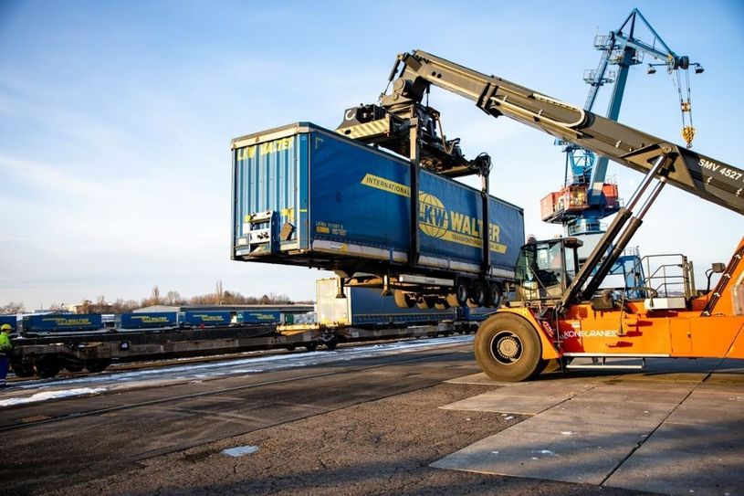 Der Trailer wird im Alberthafen direkt vom Sattelauflieger auf die Güterbahn verladen.