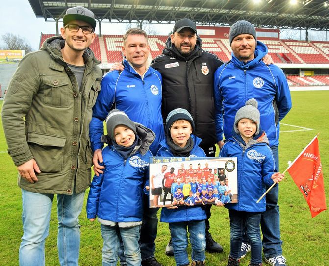 Von Robert Schulz, Marco Müller und Mathias Stoy (v.l.) begleitet durften Ole, Oliver und Clemens zunächst von der Pressetribüne aus das Testspiel des FCE gegen Dukla Prag   ansehen, bevor sie persönlichen Kontakt mit einem aufgeschossenen Energie-Trainer Wollitz hatten. Foto: gzi