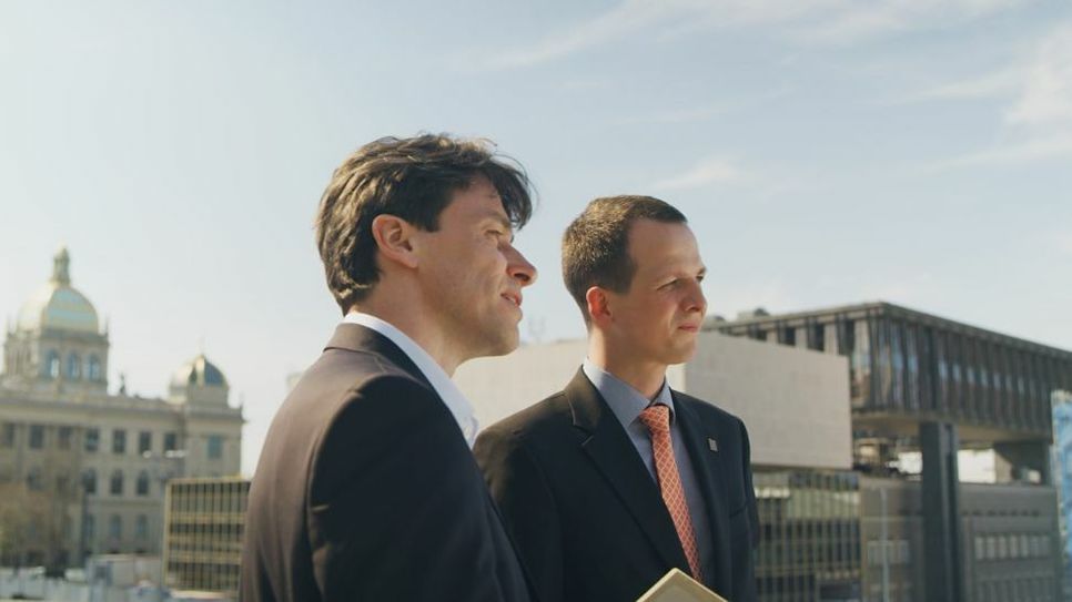 Projektleiter Kay Müller von der DB Netz AG (links) und Projekleiter Petr Provaznik von Správa železnic. Foto: DB AG