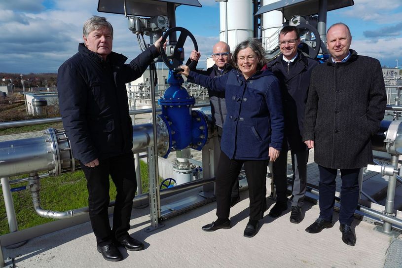 v.l.n.r.: Gerold Mann (Bürgermeister von Klipphausen), Andreas Clausnitzer (Verbandsvorsitzender AZV Wilde Sau), Eva Jähnigen (Dresdner Bürgermeisterin für Umwelt & Kommunalwirtschaft), Ralf Rother (Bürgermeister von Wilsdruff), Ralf Strothteicher (Techn. Geschäftsführer Stadtentwässerung Dresden GmbH). Foto: Stadtentwässerung Dresden