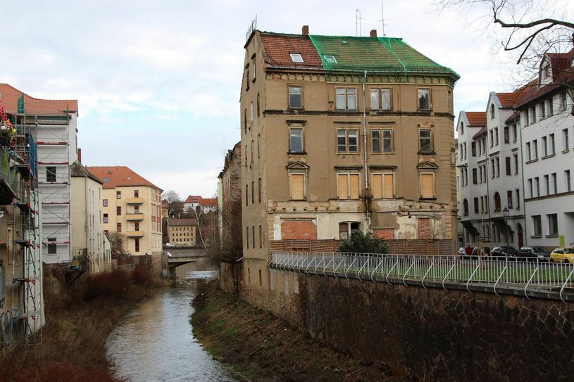 Die Tage des Hauses an der Fährmannstraße scheinen gezählt. Große, grüne Fangnetze schützen vor herabstürzenden Ziegeln. Foto: Farrar