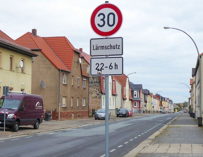 30-Zone wenige Meter weiter zum Schutz der Anwohner vor Verkehrslärm in der Nacht.  Fotos: Farrar