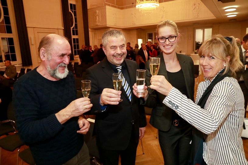 Der ehem. Landrat Reinhard Schulze, Michael Geisler, Tina Winkler, Geschäftsführerin Sächsische Schweiz Klinik, Ulrike Funke, Verein Landschaf(f)t Zukunft e.V. (v. li.)   Foto: mf