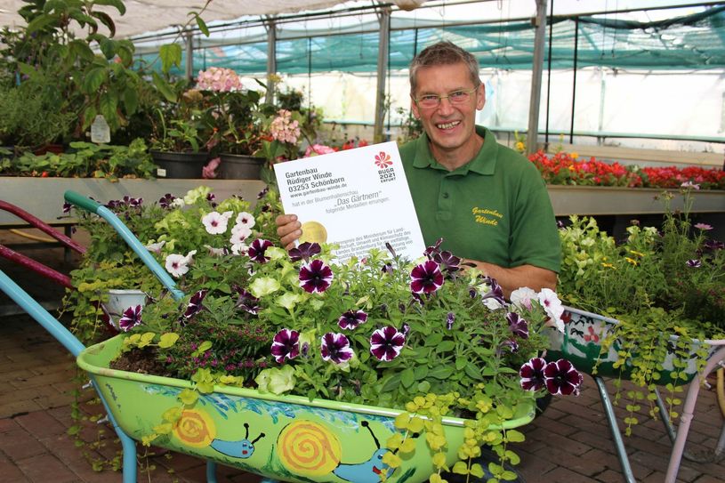 Zurück von der BUGA in Erfurt: Ein stolzer Gärtnermeister, der übrigens nicht nur für seine Schubkarren-Aktion gewürdigt wurde. Rüdiger Winde konnte aus der Erfurter Blumenhalle auch f so einige Medaillen für seinen Gartenbaubetrieb mit nach Schönborn nehmen. Foto: wit