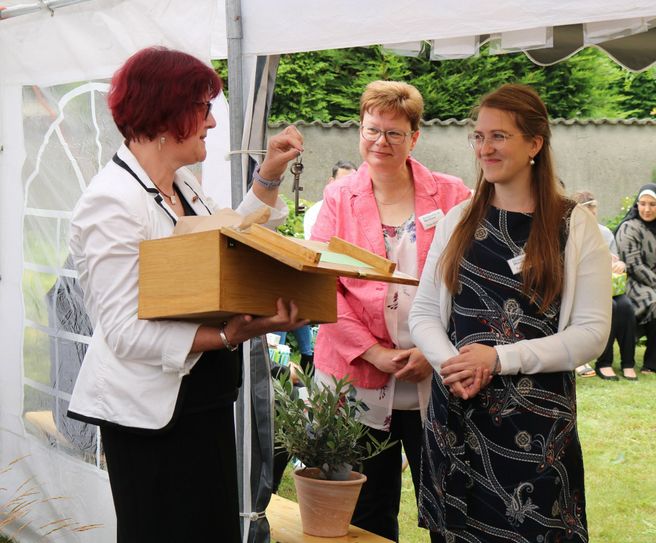 Gerlinde Franke (l.) übergibt ihre »Büroschlüssel«, viele Aufgaben und noch mehr Ideen an ihre Nachfolgerin Sylvia Spargen (r). Foto: Kim