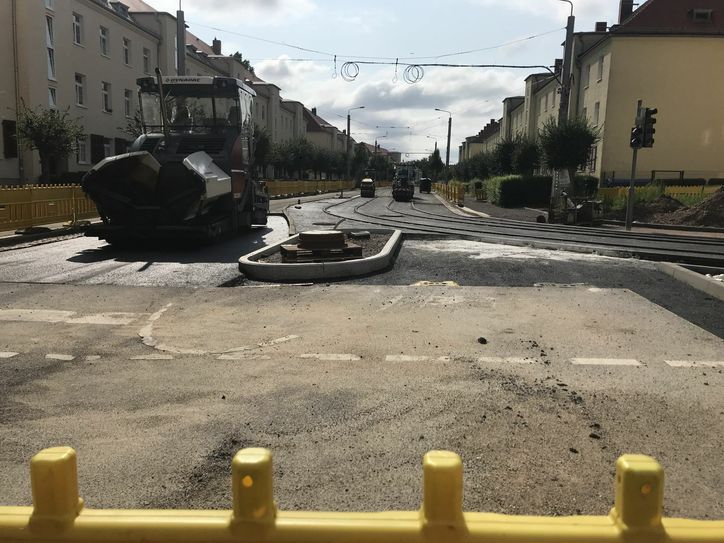 Seit Januar 2021 wurde auf der Steinbacher Straße gebaut. Seit 12. August fährt die 2 wieder ihre alte Strecke. Foto: Schramm