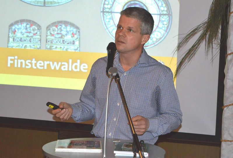 Heimatforscher Ulf Lehmann lobte die Erinnerungskultur in Elbe-Elster. Wahrheit oder Legende, viele Geschichten umkreisen das Thema Luther und so gibt es manche Episode, die man mit einem Lächeln in einigen Gemeinden über Generationen weiter gibt. Foto: Landkreis Elbe-Elster