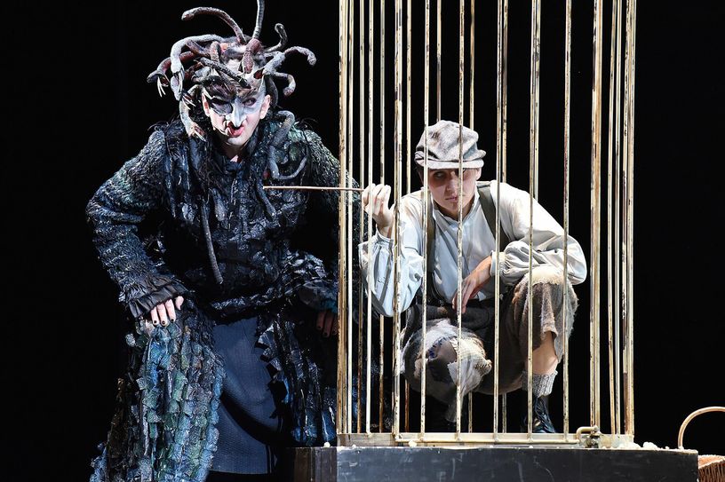 „Hänsel und Gretel“-Szenenfoto mit (v.l.n.r.): Hardy Brachmann (Hexe) und Marlene Lichtenberg (Hänsel). Foto: Marlies Kross