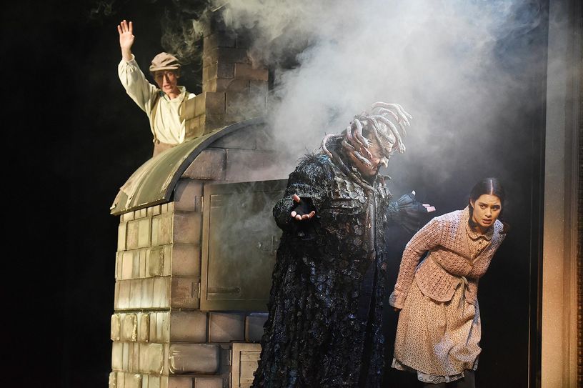 „Hänsel und Gretel“-Szenenfoto mit (v.l.n.r.): Marlene Lichtenberg (Hänsel), Dirk Kleinke (Hexe) und Debra Stanley (Gretel). Foto: Marlies Kross