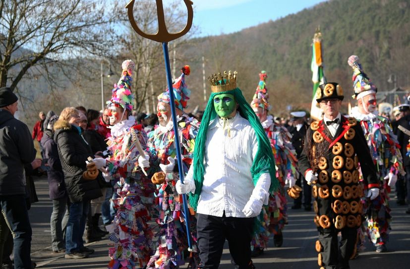 Wassermann Thomas Ritz aus Prossen an der Spitze des Festumzuges im Jahr 2019.