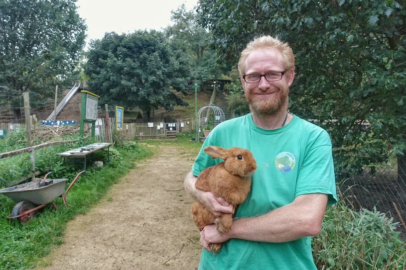 Tierpark-Chef Sven Näther mit einem Sachsengold-Kaninchen. Der Tierpark hat sich besonders vom Aussterben bedrohten Haustierrassen verschrieben. Foto: Schramm