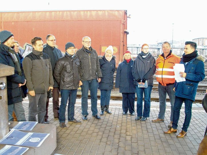 Denis Kettlitz (rechts), Chef der Parkeisenbahner, hat Grund zur Freude. Denn das alte Bahnsteigdach sorgt künftig bei der Parkeisenbahn für Schutz vor Regen. Foto: emo